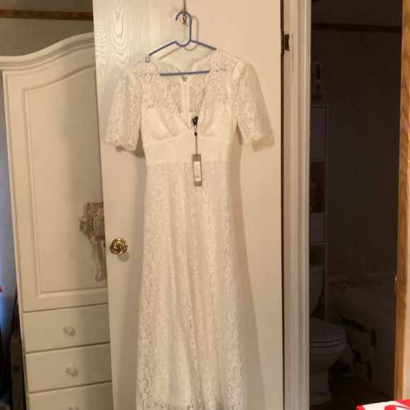 Off White long formal gown . Brand new with tags !! Size 4 - Picture 8 of 8